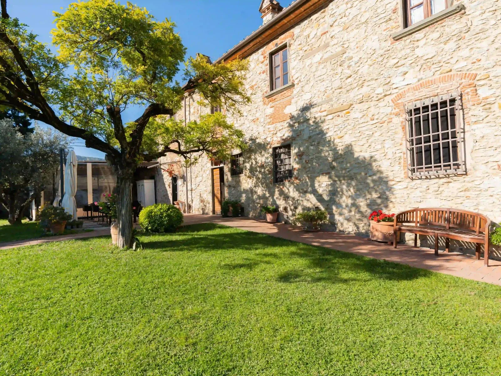 Il casale in pietra dell'Agriturismo Sottotono a Carmignano, con giardino e albero secolare, fotografia Koral