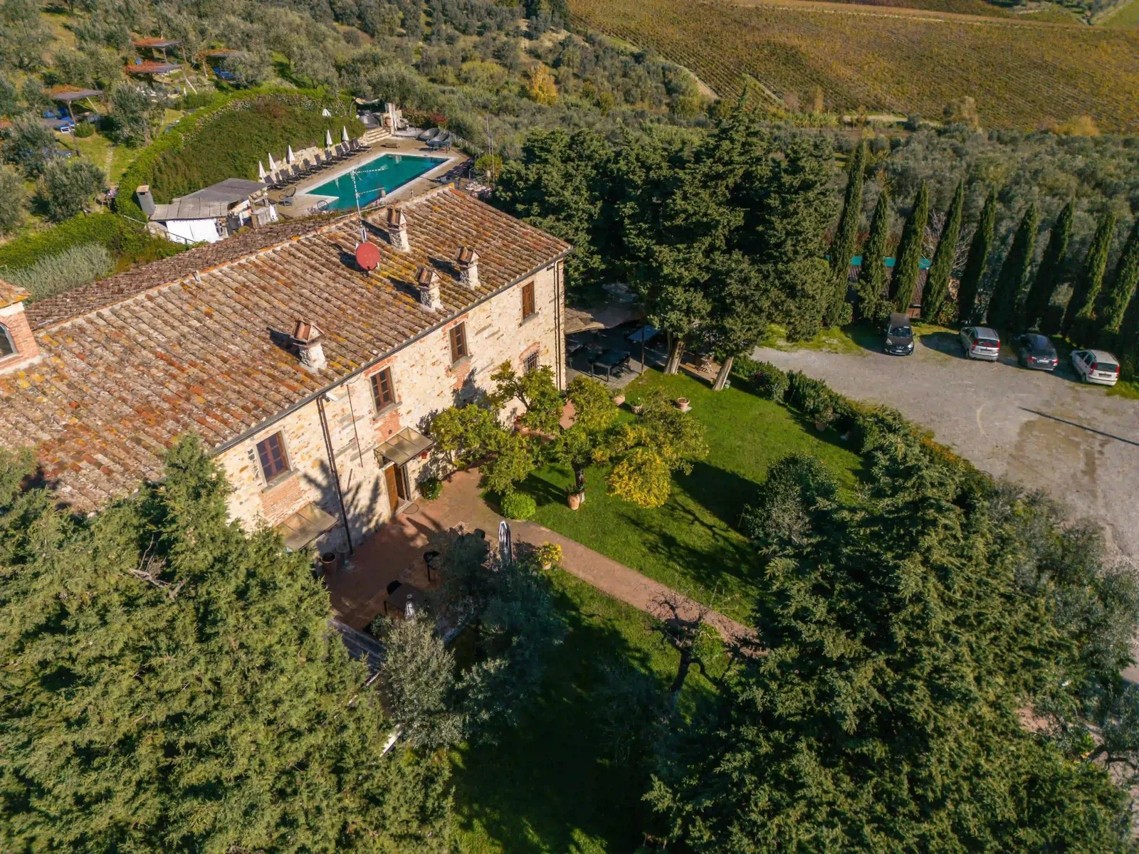 Veduta dall'alto del casale e della piscina dell'Agriturismo Sottotono tra gli olivi, scatto Koral