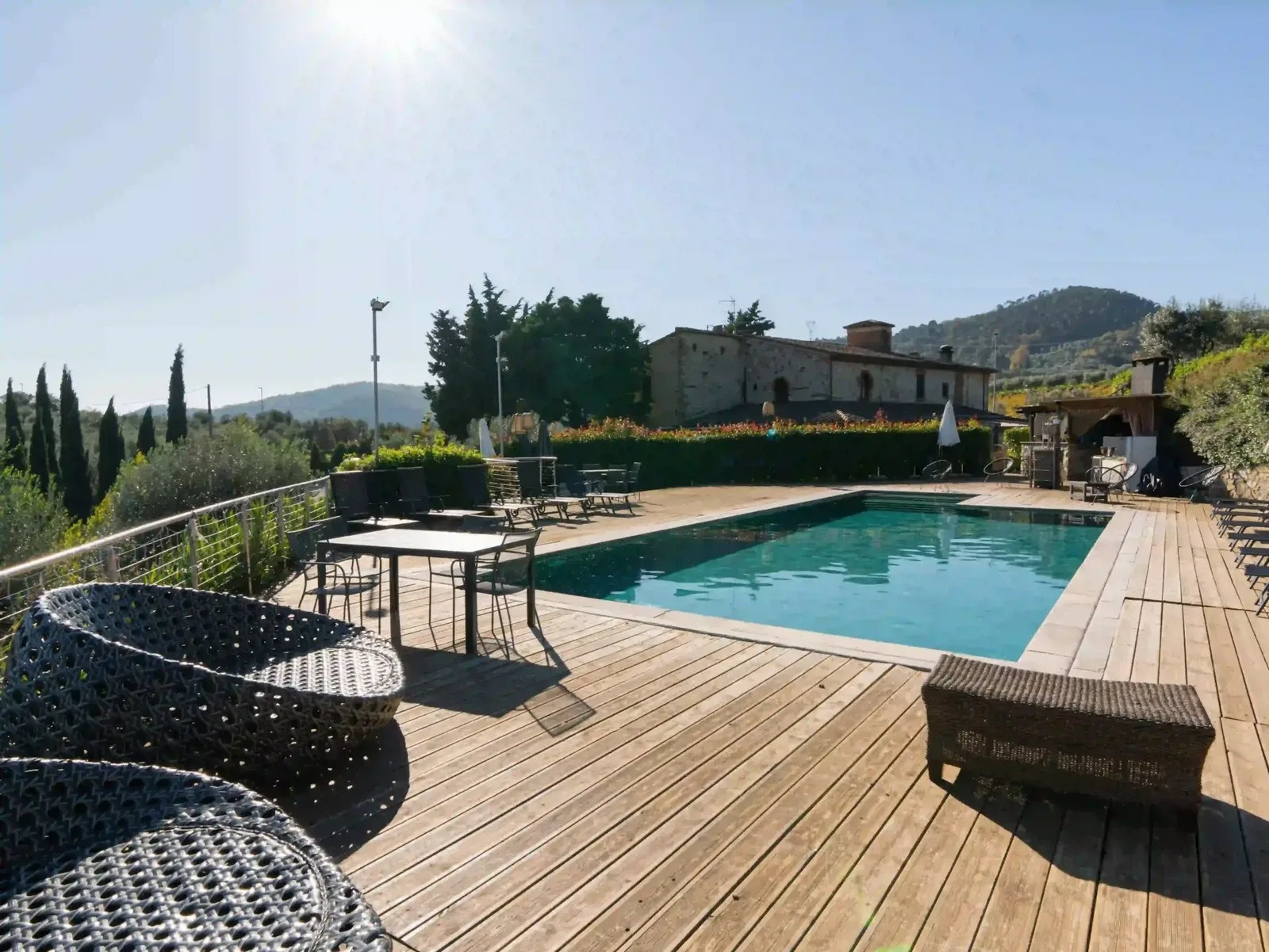 Terrazza con piscina e tavolini dell'Agriturismo Sottotono, fotografia Koral