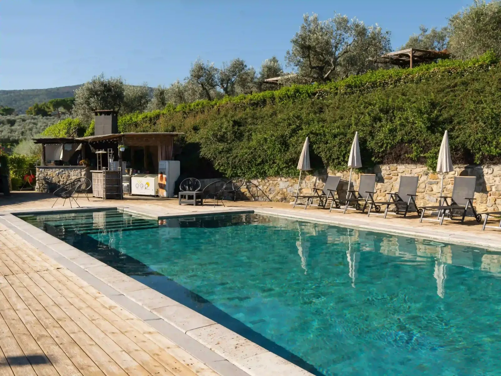 Piscina dell'Agriturismo Sottotono con lettini e vista sulle colline di Carmignano, scatto Koral