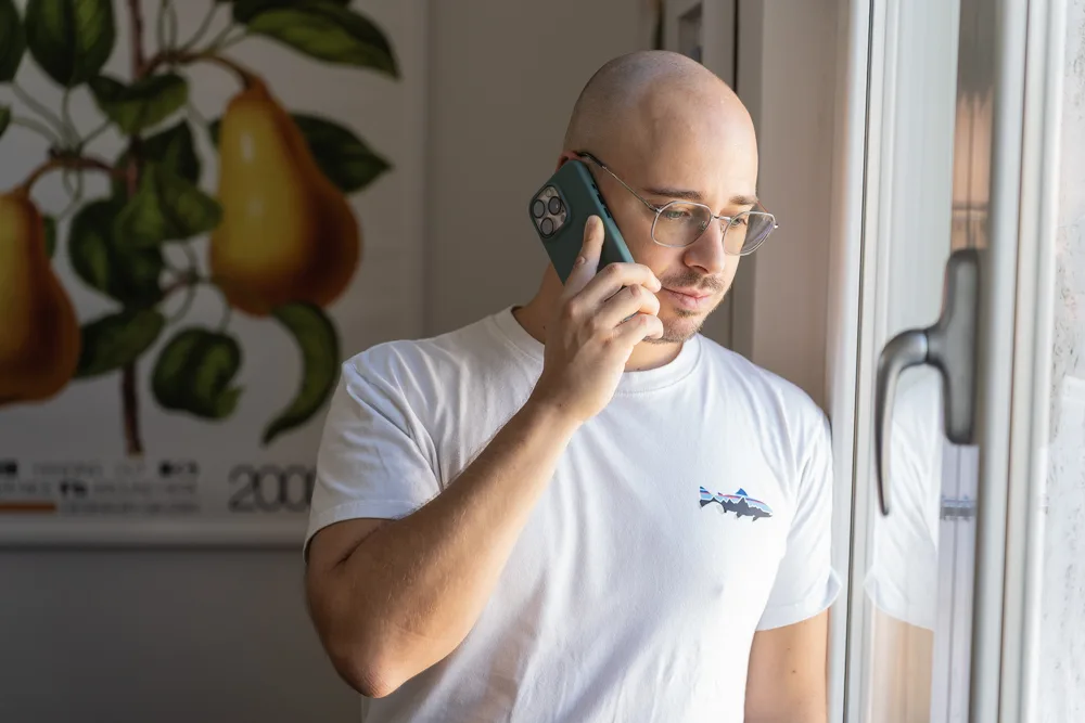 Francesco Nocentini concentrato al telefono, ritratto in luce naturale