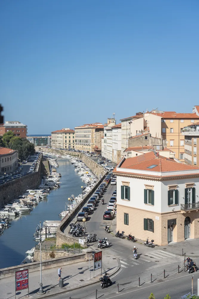 Scorcio dei fossi di Livorno con i palazzi affacciati sul canale, scatto Koral