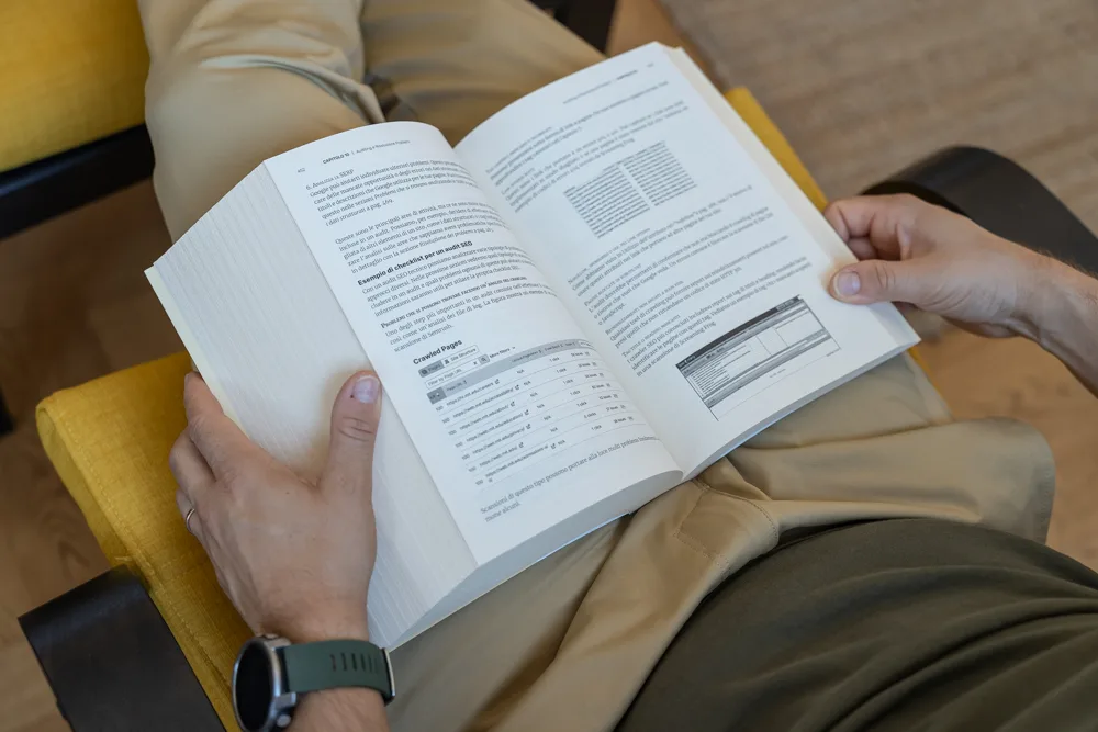 Dettaglio di un manuale di SEO aperto sulle ginocchia, scatto Koral