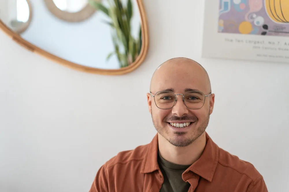 Ritratto ravvicinato di Francesco Nocentini che sorride in camera