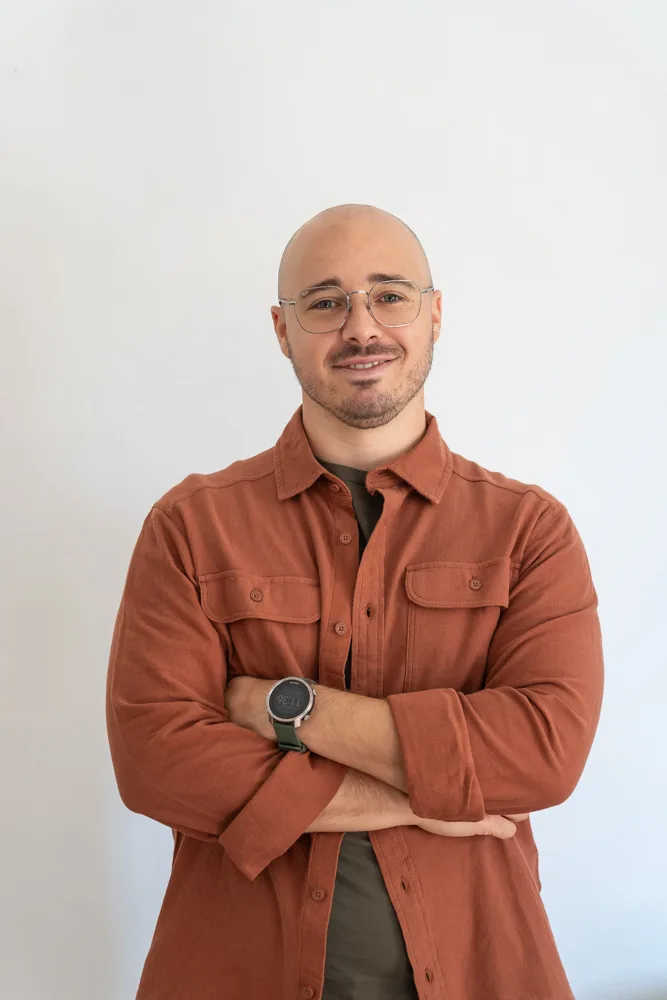 Ritratto su fondo bianco di Francesco Nocentini a braccia conserte