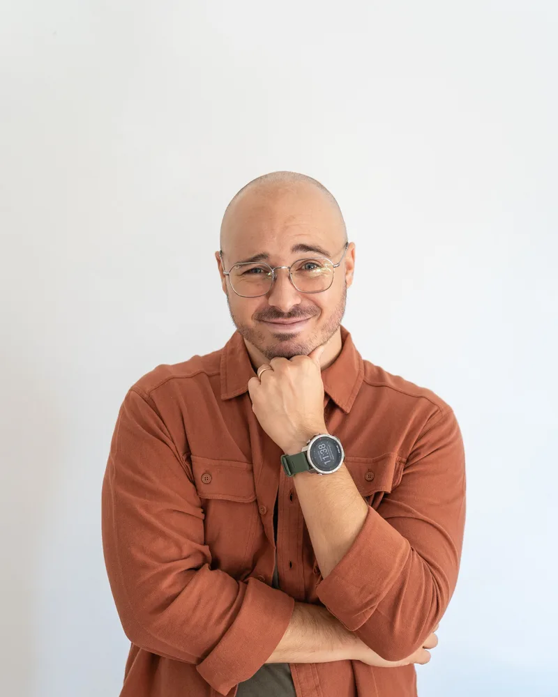 Francesco Nocentini con la mano sul mento su fondo bianco, espressione divertita