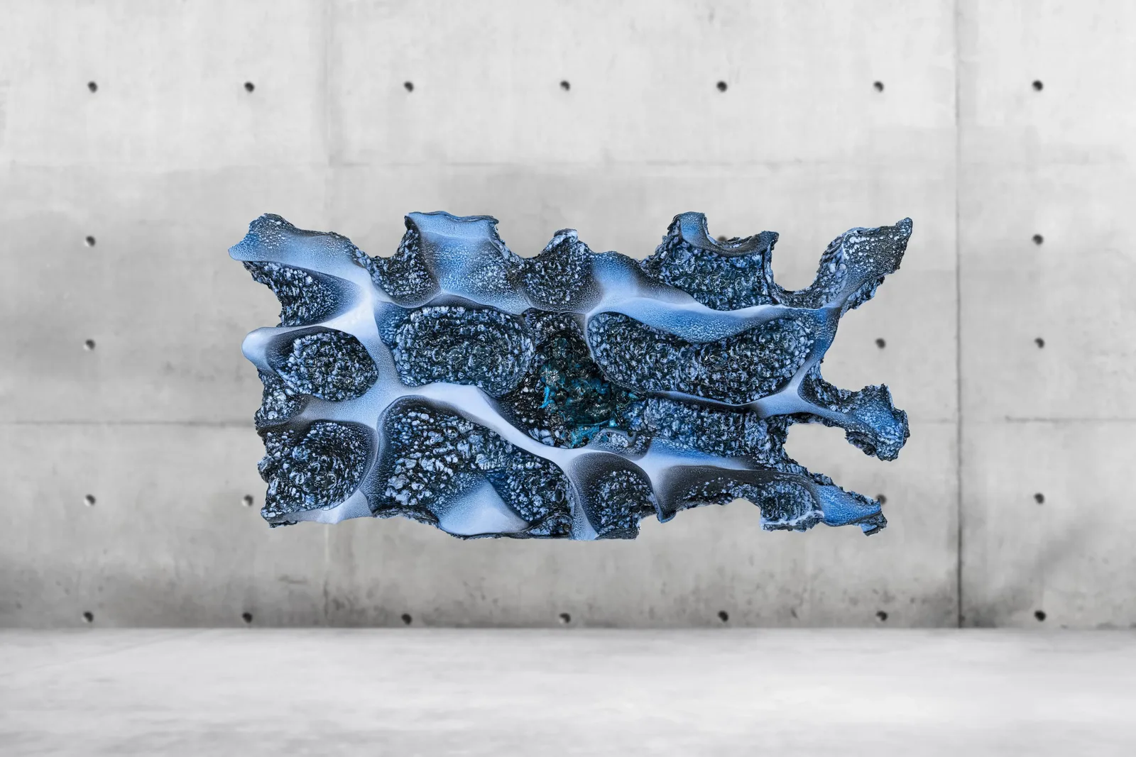 Rilievo materico blu e bianco dal profilo ramificato di Gianluca Foglietta, scatto Koral per catalogo