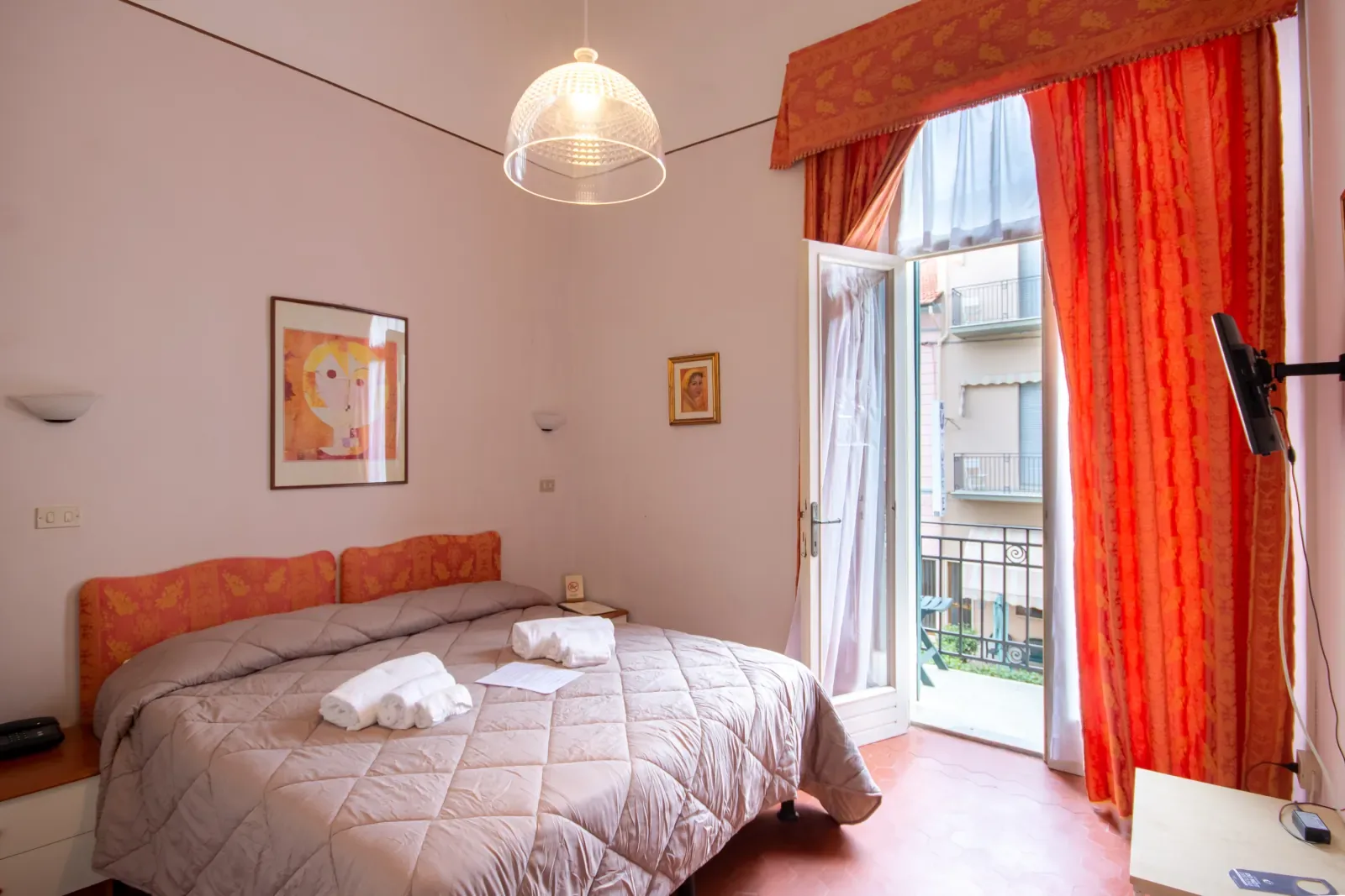 Camera matrimoniale con balcone dell'Hotel Massimo, fotografia Koral per sito e portali di prenotazione