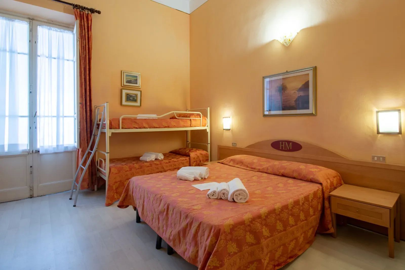 Camera quadrupla con letto a castello dell'Hotel Massimo, scatto Koral