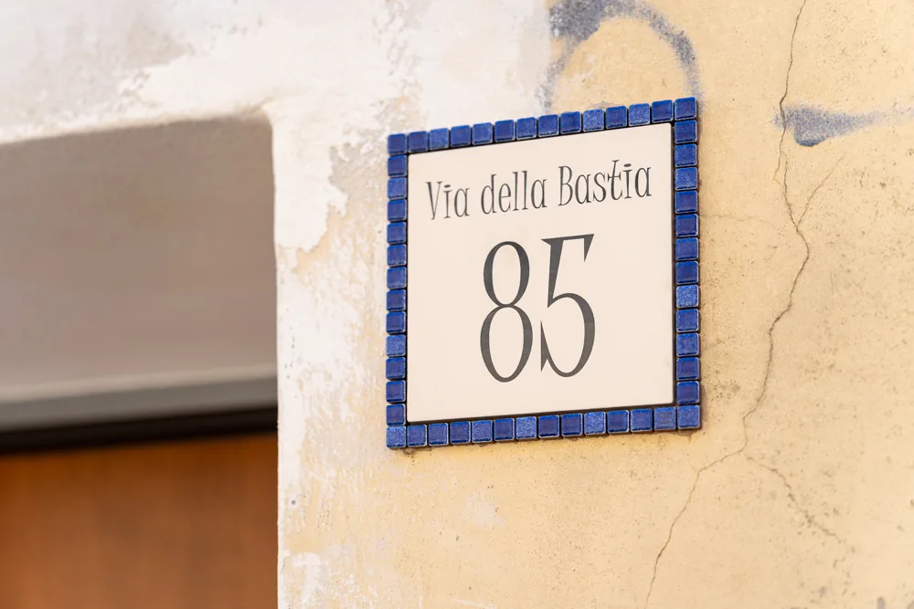 Il numero civico in ceramica di Via della Bastia 85 a Livorno