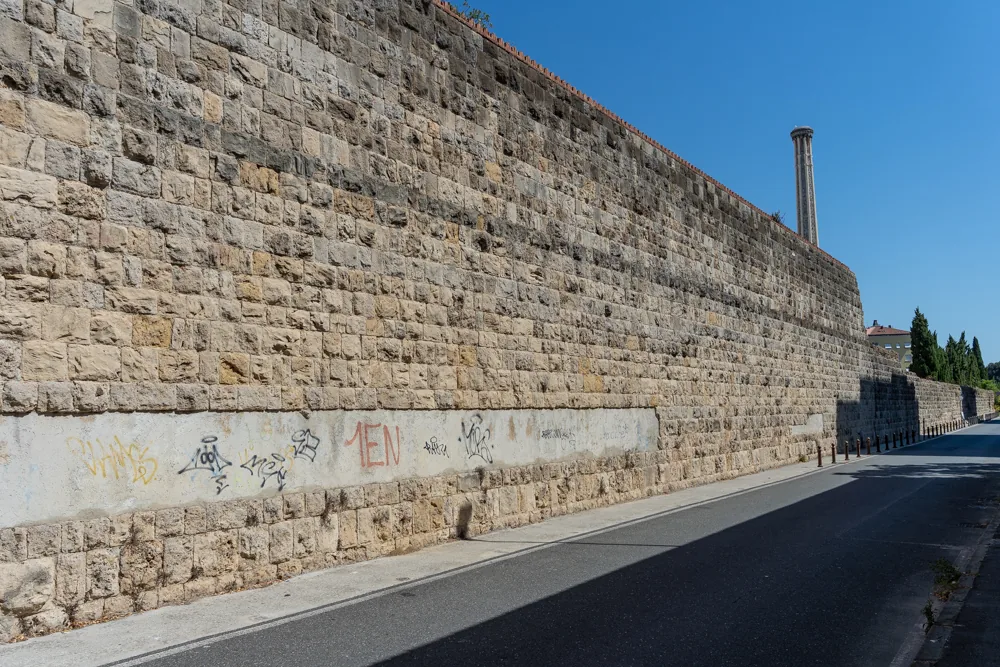 Le mura di Livorno lungo la strada davanti allo spazio di Via della Bastia