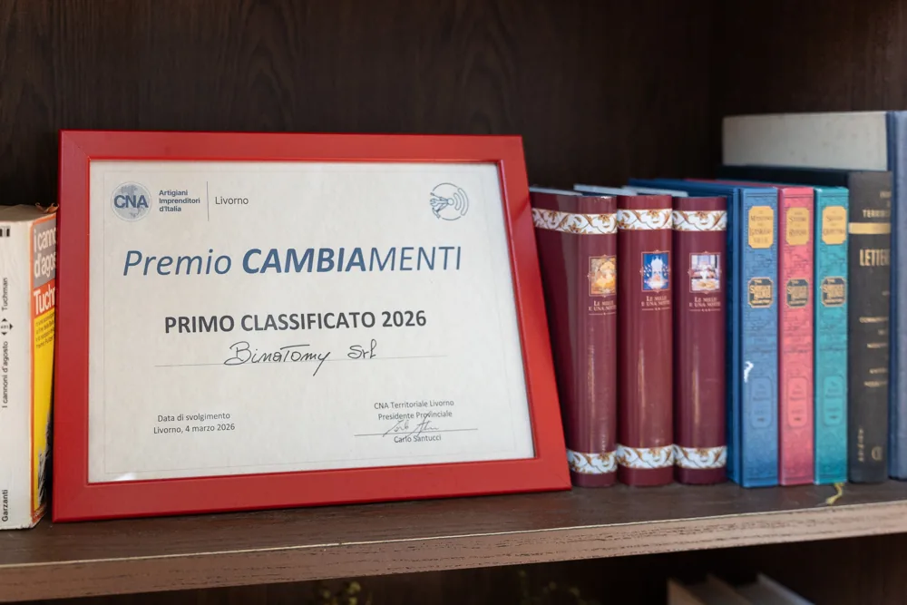 Il Premio CAMBIAMENTI 2026 incorniciato sulla libreria di Le Mura 85