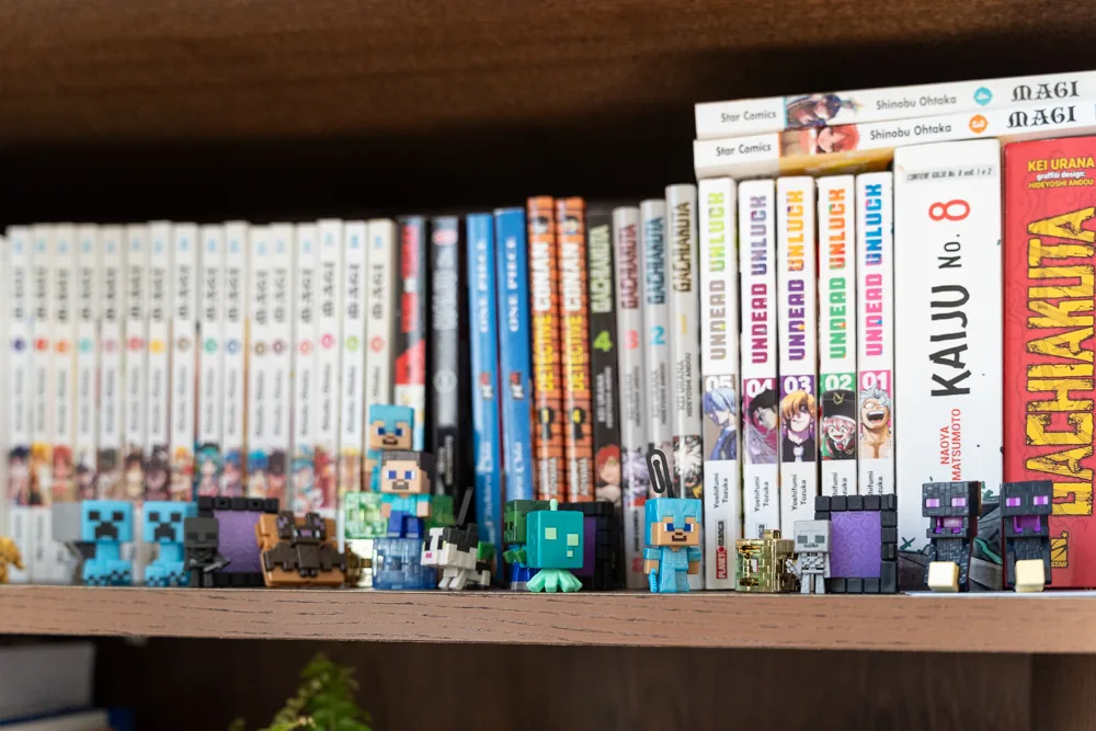 Mensola con fumetti e personaggi da collezione nella lounge