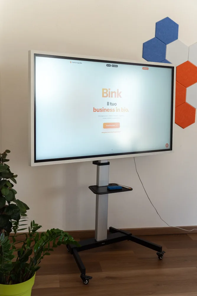 Lo schermo della sala corsi sul carrello mobile, pronto per una presentazione