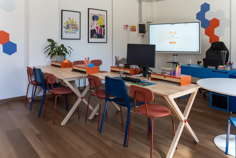 La sala corsi vista di lato, con i banchi disposti verso lo schermo