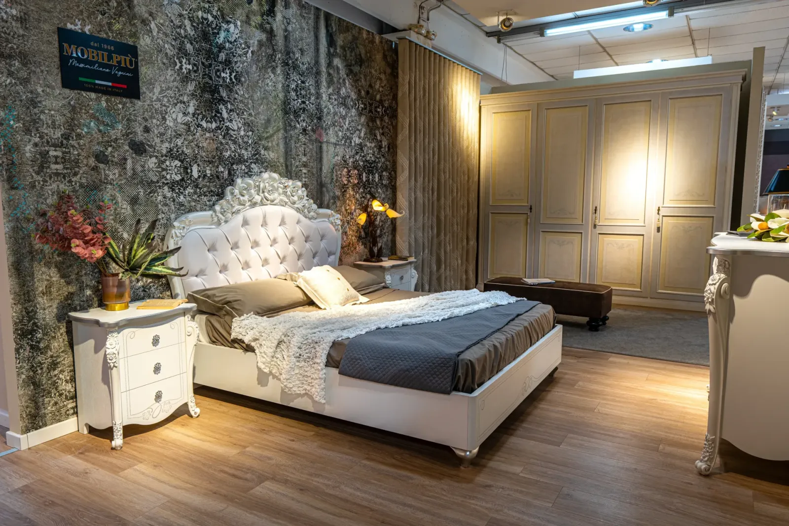 Camera da letto classica con testiera capitonné e armadio laccato, fotografia Koral