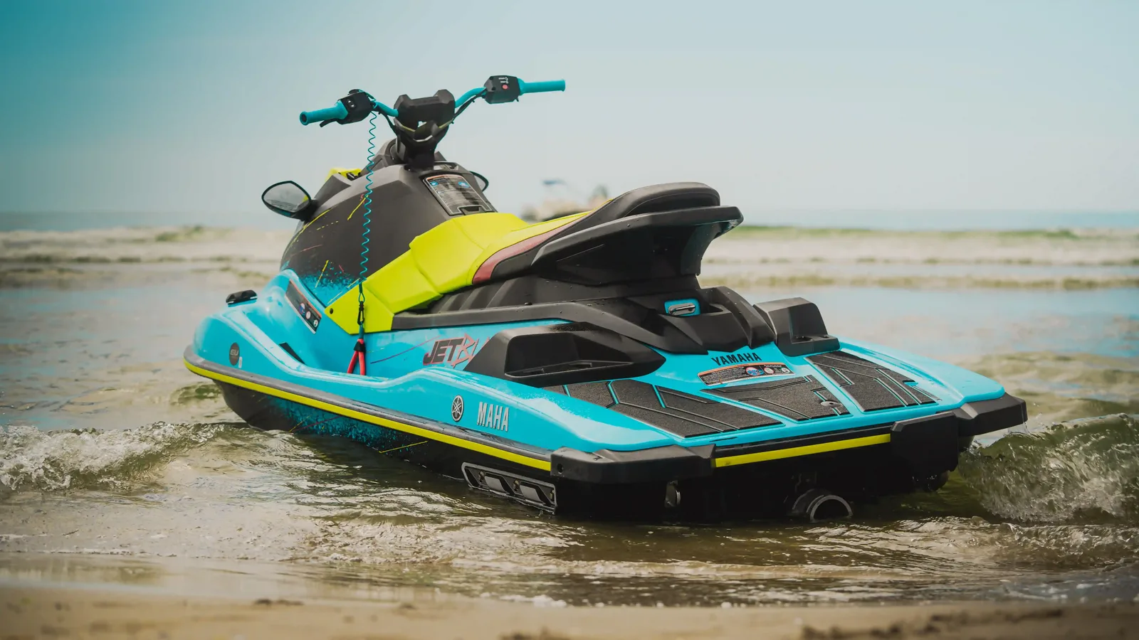 Moto d'acqua blu e gialla sulla battigia in Versilia, fotografia Koral per Versilia Watersport