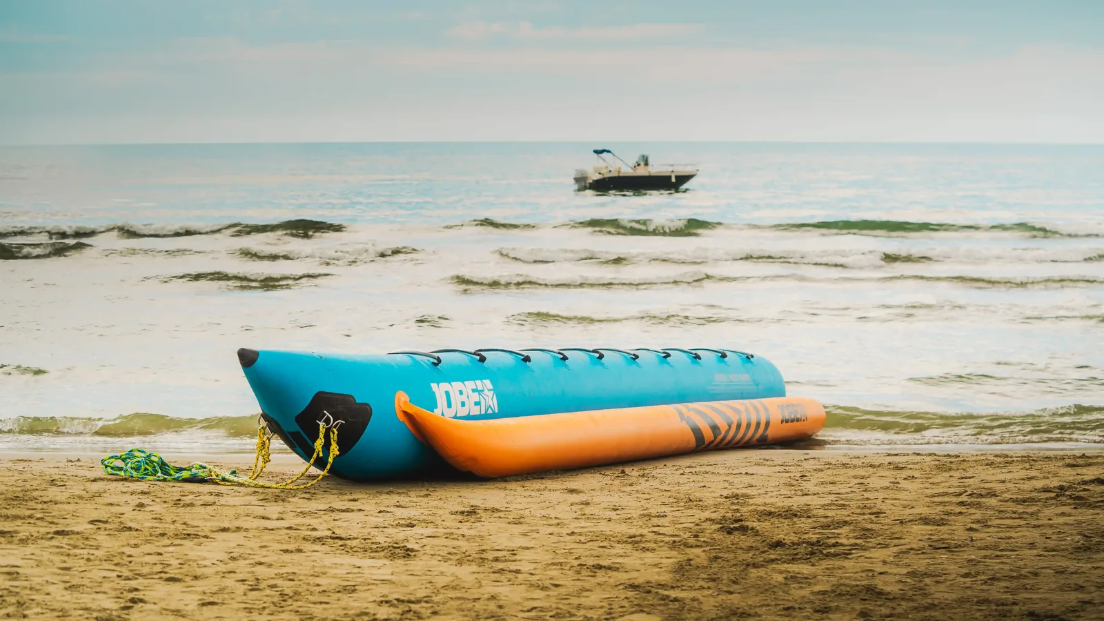 Banana boat gonfiabile sulla battigia in Versilia, scatto Koral per la scuola nautica