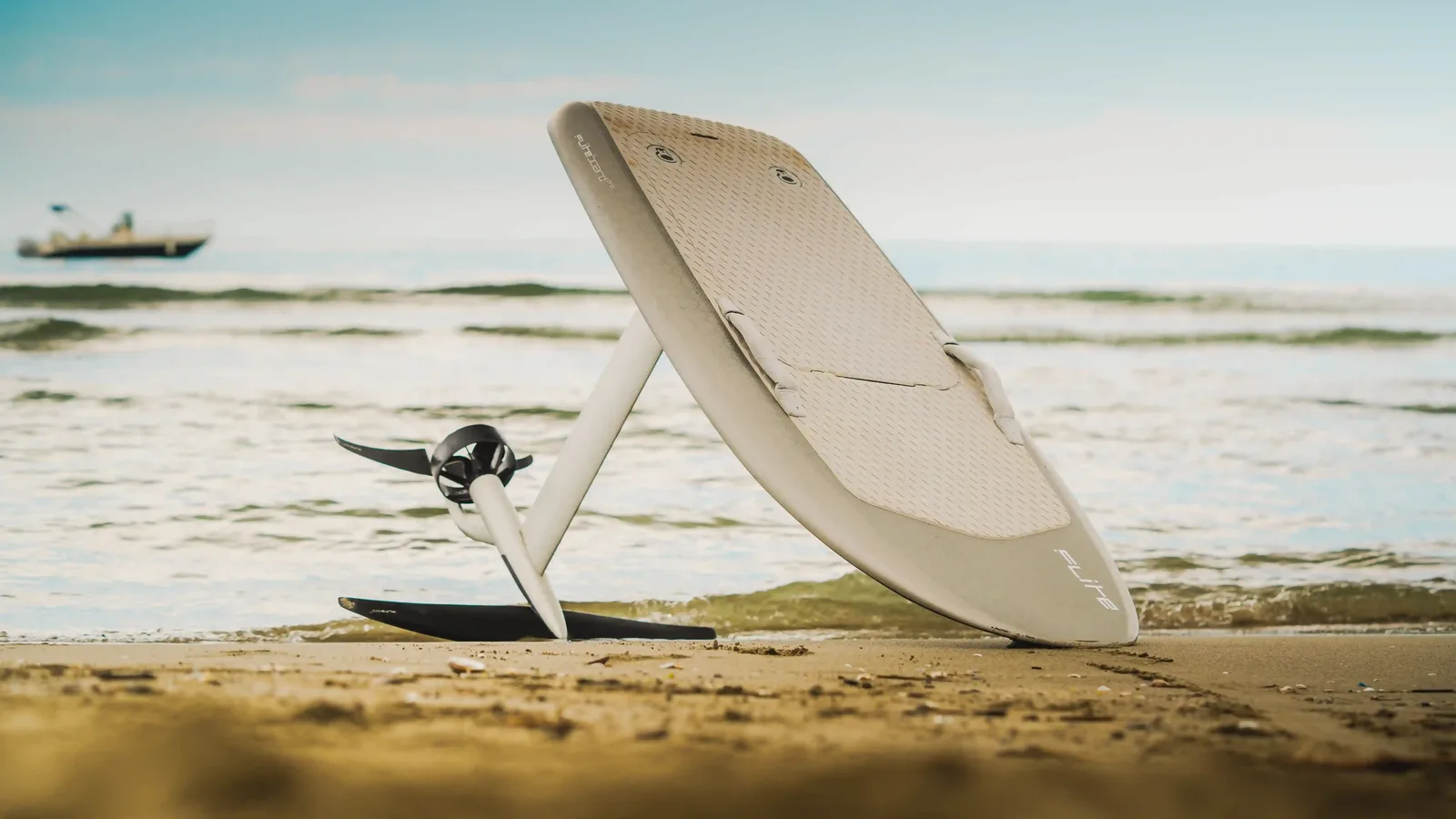 Tavola e-foil appoggiata sulla spiaggia in Versilia, fotografia Koral