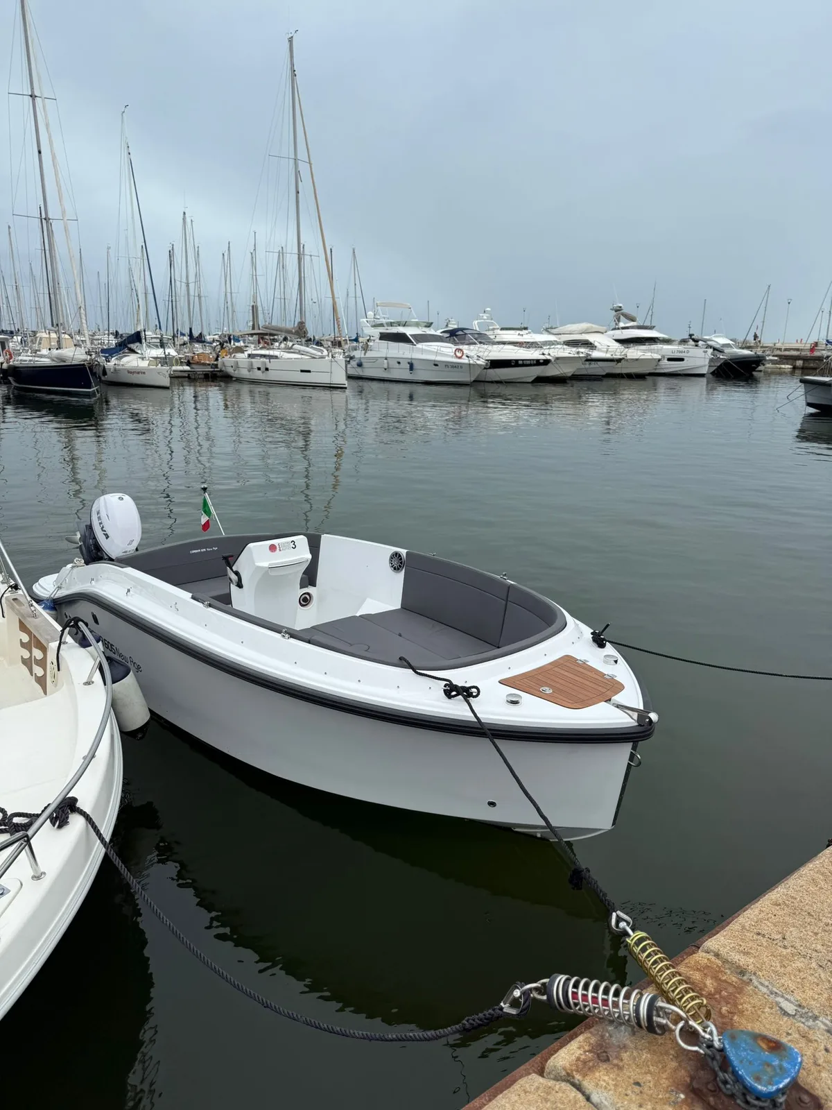 Barca bianca ormeggiata al porto turistico, scatto Koral per Versilia Watersport