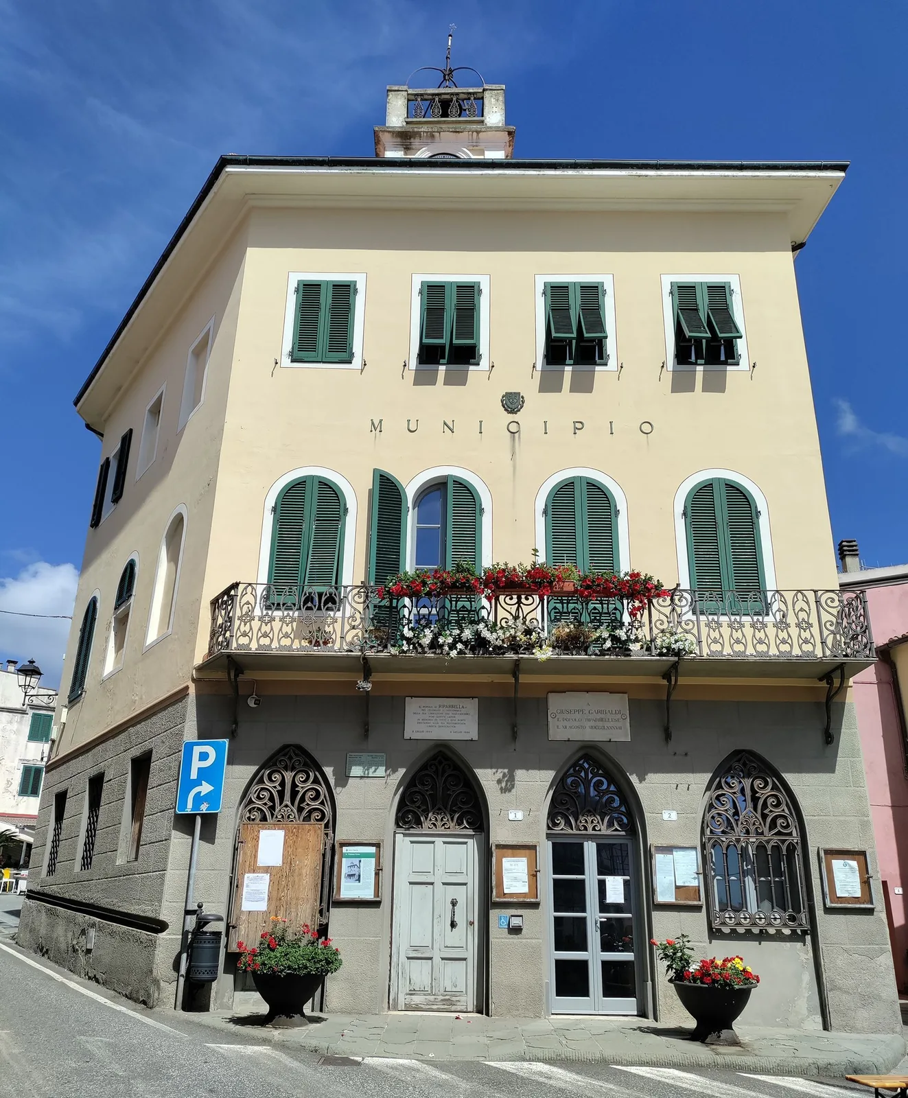 Il Palazzo Civico di Riparbella, immagine post-prodotta da Koral per il portale turistico