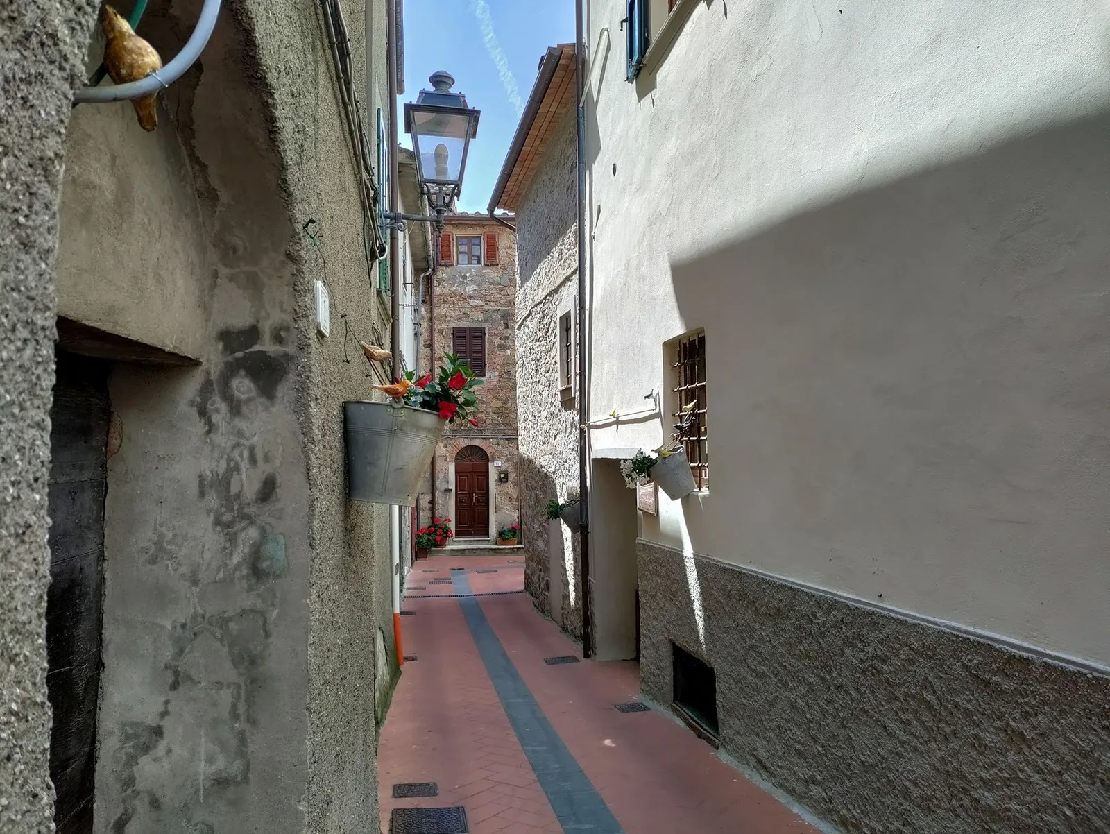 Via dell'Uccelliera e della Caldanella nel centro di Riparbella, immagine post-prodotta da Koral